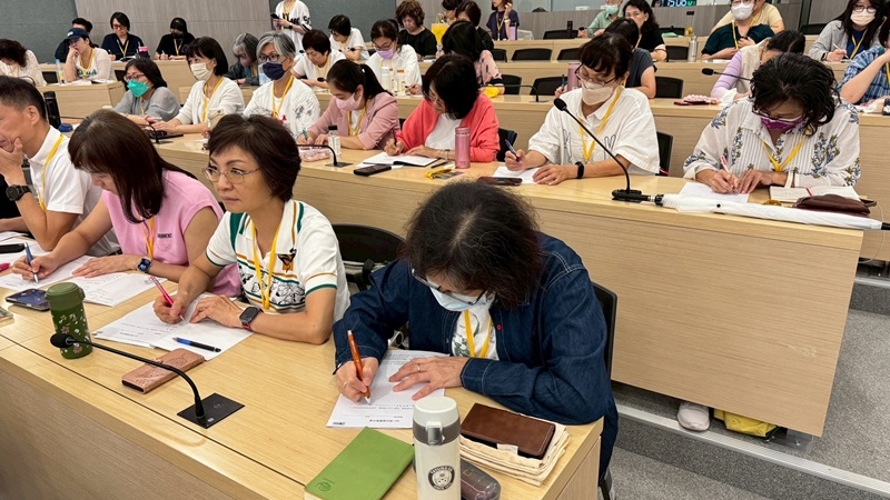 學員實際演練撰寫自書遺囑。