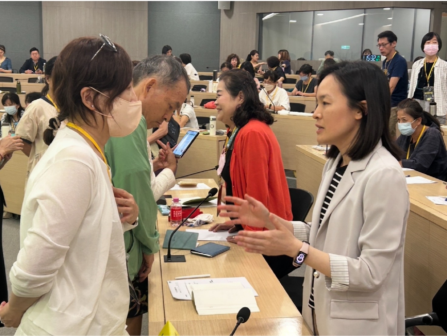 學員把握機會私下與律師請教，互動熱絡。