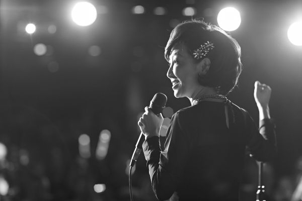 大學曾是民歌手的丁菱娟，在個人演唱會上展現自信風采。