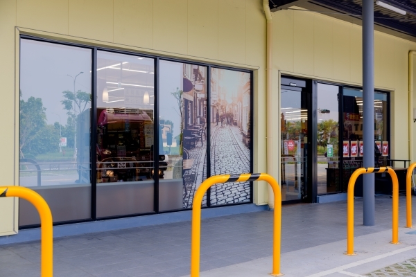 Low-E隔熱玻璃又稱「低輻射玻璃」，具有節能保溫與阻擋紫外線的功效，與膠合玻璃相比可有效降低約50%的空調能源需求，並維持室內舒適度及穩定性。(圖片提供：全聯福利中心)