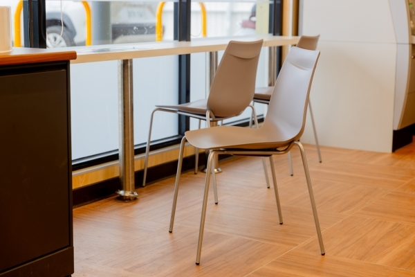 門市內設有使用再生材質製成的環保椅，讓熟齡族群購物之餘也能歇息。(圖片提供：全聯福利中心)