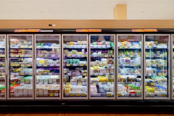 冷藏食品、鮮乳開放櫃體加門以達成省電效果。(圖片提供：全聯福利中心)