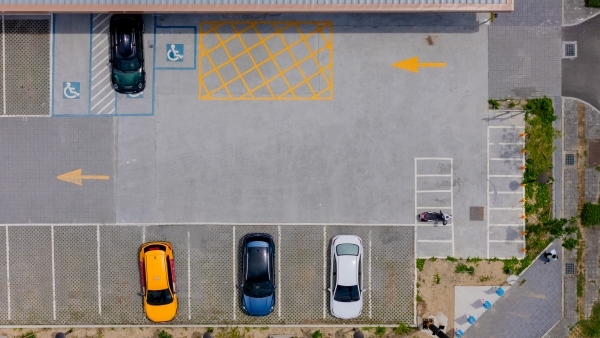 舖植植草磚、透水磚，用以降低地表溫度，以及調節微氣候。(圖片提供：全聯福利中心)