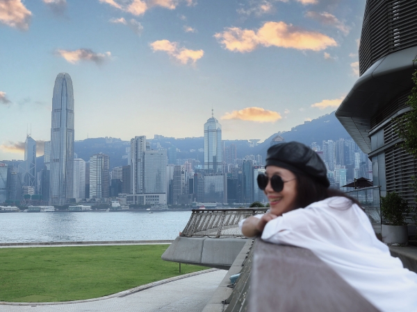 在西九文化區的草地上，享受獨自一人的悠閒時光。攝影：余惟，圖片提供：香港旅遊局。