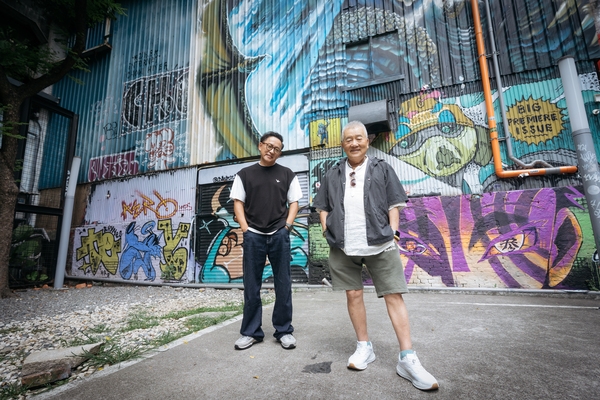 名廚詹姆士（左），有位超有趣、拋開台灣男性傳統價值的爸爸鄭武旭（右）。