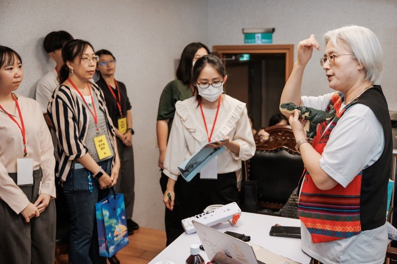 課程開始前，沈邑穎向具備中醫師執照的助教群叮嚀注意事項。（圖片來源：孫百毅攝）