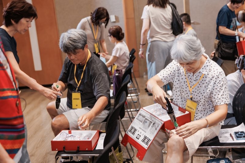 學員正在學習拔罐，每個人都能練習。（圖片來源：孫百毅攝）