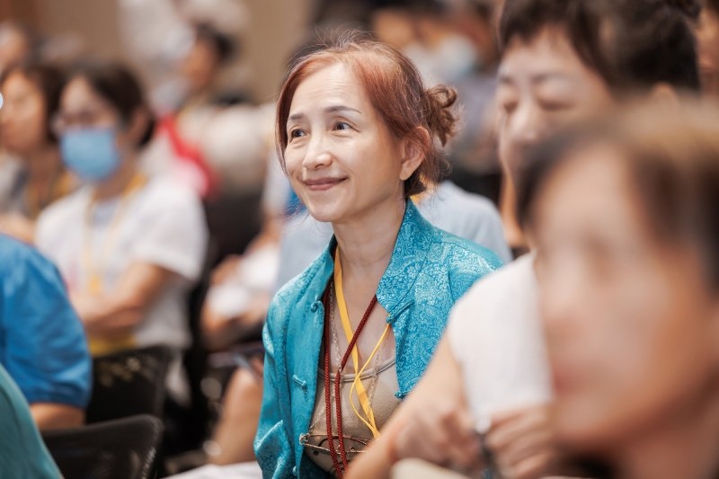 《50+》學員專注聆聽沈邑穎講課，聽到幽默處，不禁會心一笑。（圖片來源：孫百毅攝）