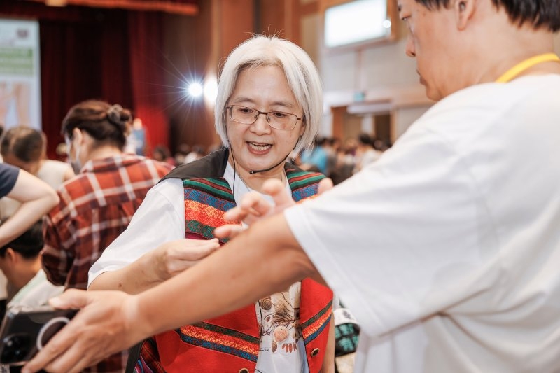 沈邑穎不只在台上講課，學員實作時，還會走到聽講區親自指導學員。（圖片來源：孫百毅攝）