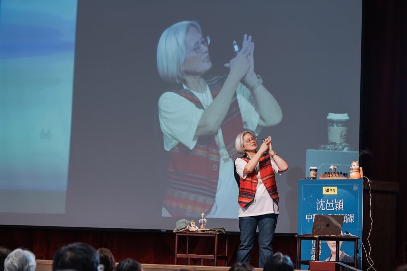 現場備有大型投影布幕，即使坐在後排，也能看得一清二楚。（圖片來源：孫百毅攝）