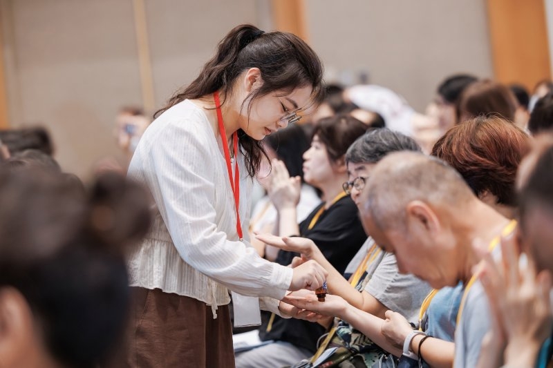 實作時，搭配氣味高雅芳香的精油，效果更加乘。（圖片來源：孫百毅攝）