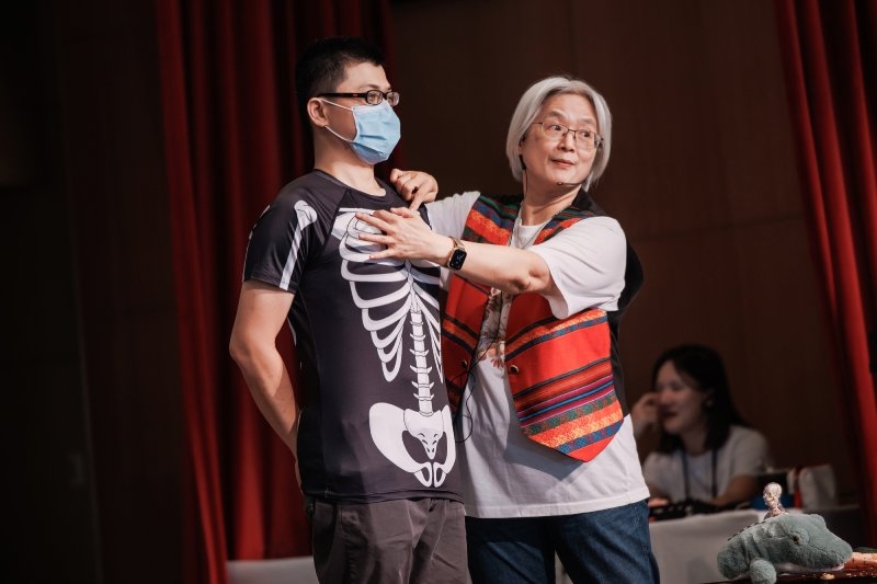 為了讓課程清晰、生動，沈邑穎的中醫師助教特地購買這件服裝上台展示。（圖片來源：孫百毅攝）