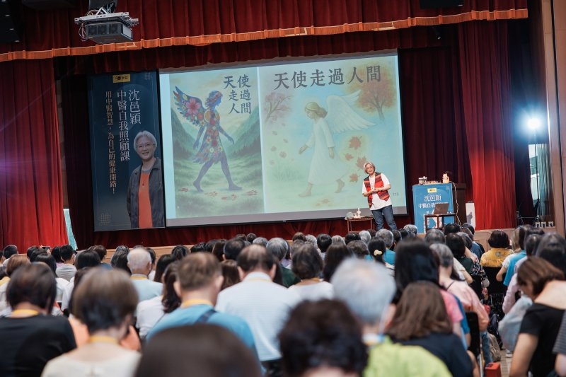 沈邑穎以「天使走過人間」插畫，期許每位《50+》學員學會了照顧他人的方法後，都像天使一般，帶給身邊的人祝福。（圖片來源：孫百毅攝）