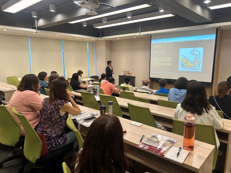 樂活EMBA副執行長李恆儒教授10/9正式啟動第九屆的招生，於犇亞商務中心演講主題-樂活的關鍵肌，專長為運動醫學、運動傷害防護、高齡者健康促進，提醒大家現在開始運動，是對未來自己的長期投資。(樂活EMBA執行秘書  臺中嘉  攝)