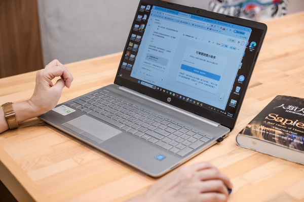 受訪時，丘美珍打開電腦，展示她用AI寫的第一支程式。（圖片來源：孫百毅攝）