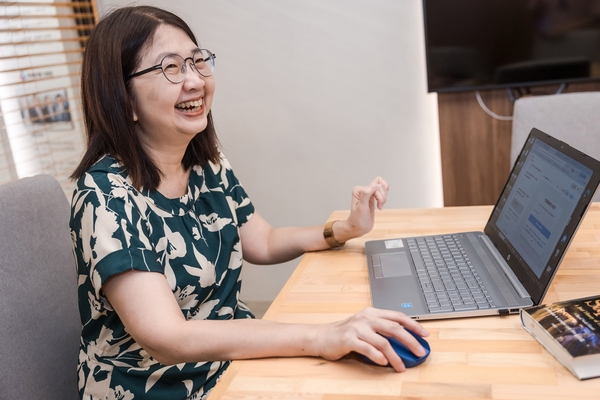 學會使用AI學習，讓丘美珍充滿成就感，經常開懷大笑。（圖片來源：孫百毅攝）