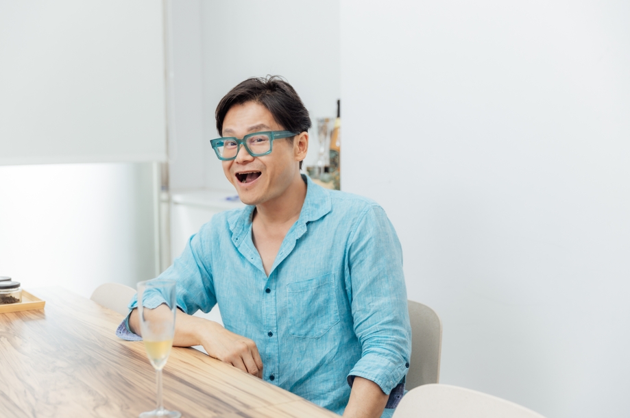 受美式教育的鍾淳仁，不喜歡傳統框架，喜歡有趣有品味的生活方式。他把康普茶放在冰過的白酒酒杯當中，和我們乾杯！（圖片來源：日常散步．李盈靜攝）