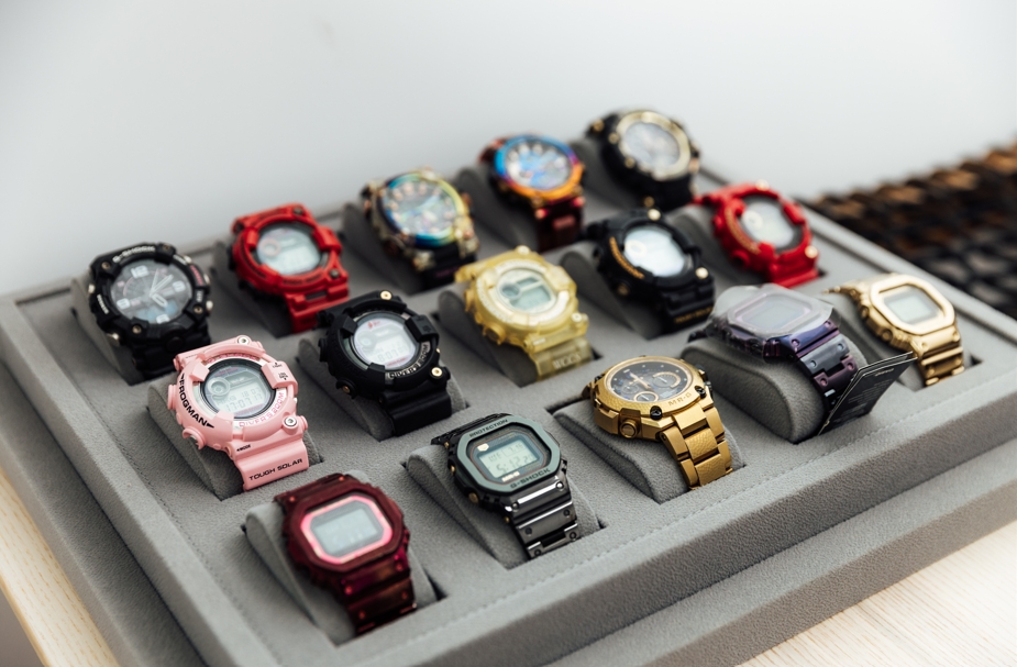 鍾淳仁收藏了五顏六色的手錶，他會配合每天不同穿搭替換，展現豐富的玩心。（圖片來源：日常散步．李盈靜攝）