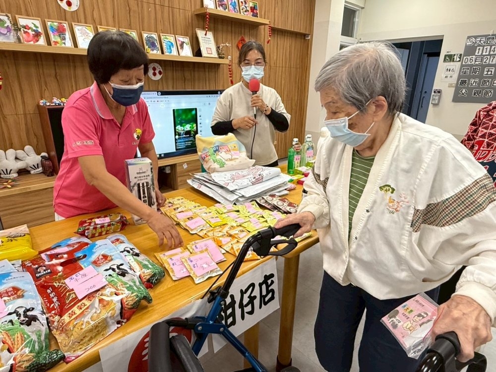 永大商店開張，長輩開始物色自己想的東西。（圖片來源：畢嘉士基金會）