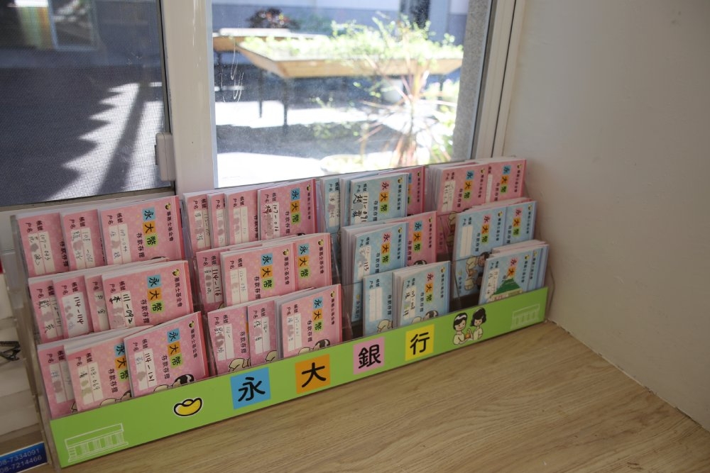 每位長輩都有屬於自己的存摺，一筆筆存入永大幣的紀錄都是他們認真生活的痕跡。（圖片來源：畢嘉士基金會）