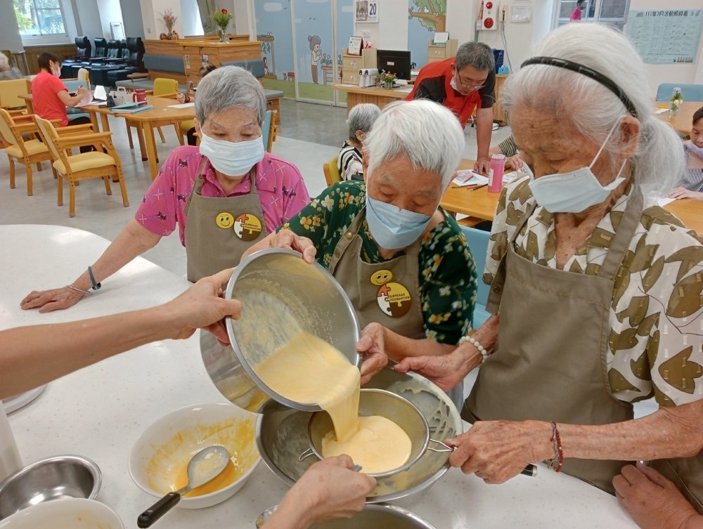 日照中心的長輩正在製作布丁，準備接下來的快閃販售。（圖片來源：畢嘉士基金會）