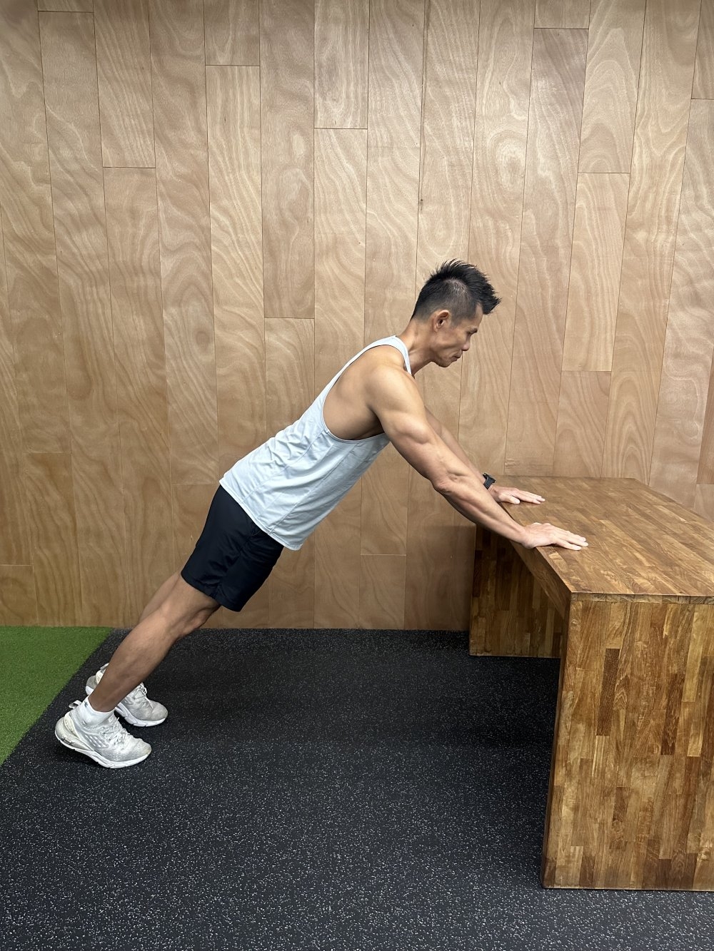 步驟1：確保身體呈現一直線（圖片來源：甘思元）