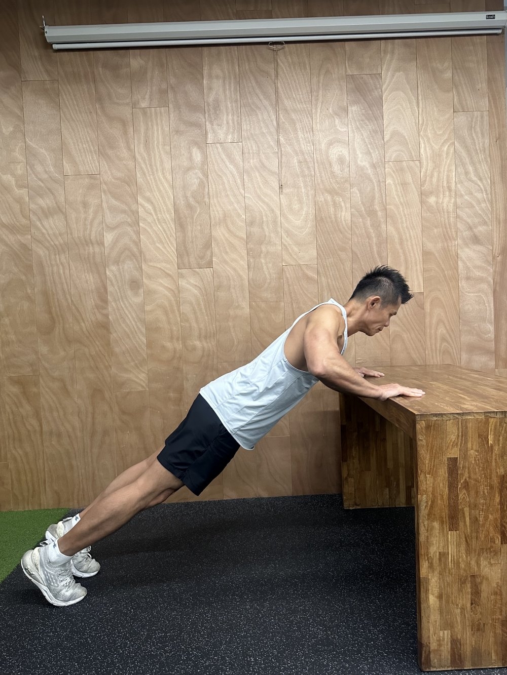 步驟2：肩關節保持內收後，用手臂和上半身的力量保持穩定下壓。（圖片來源：甘思元）