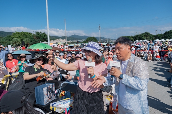 施孝榮帶來〈今山古道〉、〈拜訪春天〉等多首經典歌曲，觀眾也跟著開口唱。（圖片來源：好畫面有限公司攝）