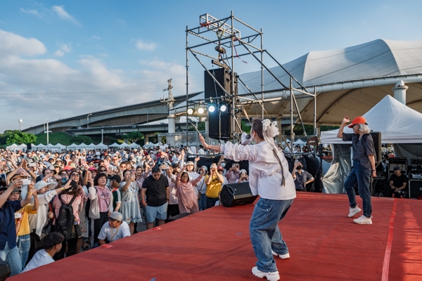 搖滾教母金智娟壓軸獻唱，夕陽映照下，全場觀眾隨歌共舞，閃耀熟齡光彩。（圖片來源：好畫面有限公司攝）