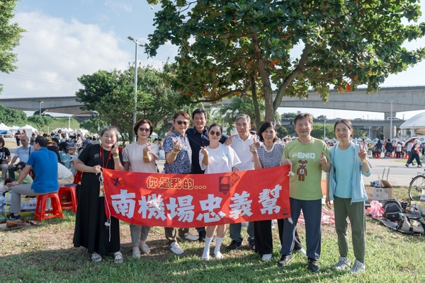 南機場忠義幫特地製作布條參加《50+》好好同學會。（圖片來源：好畫面有限公司攝）