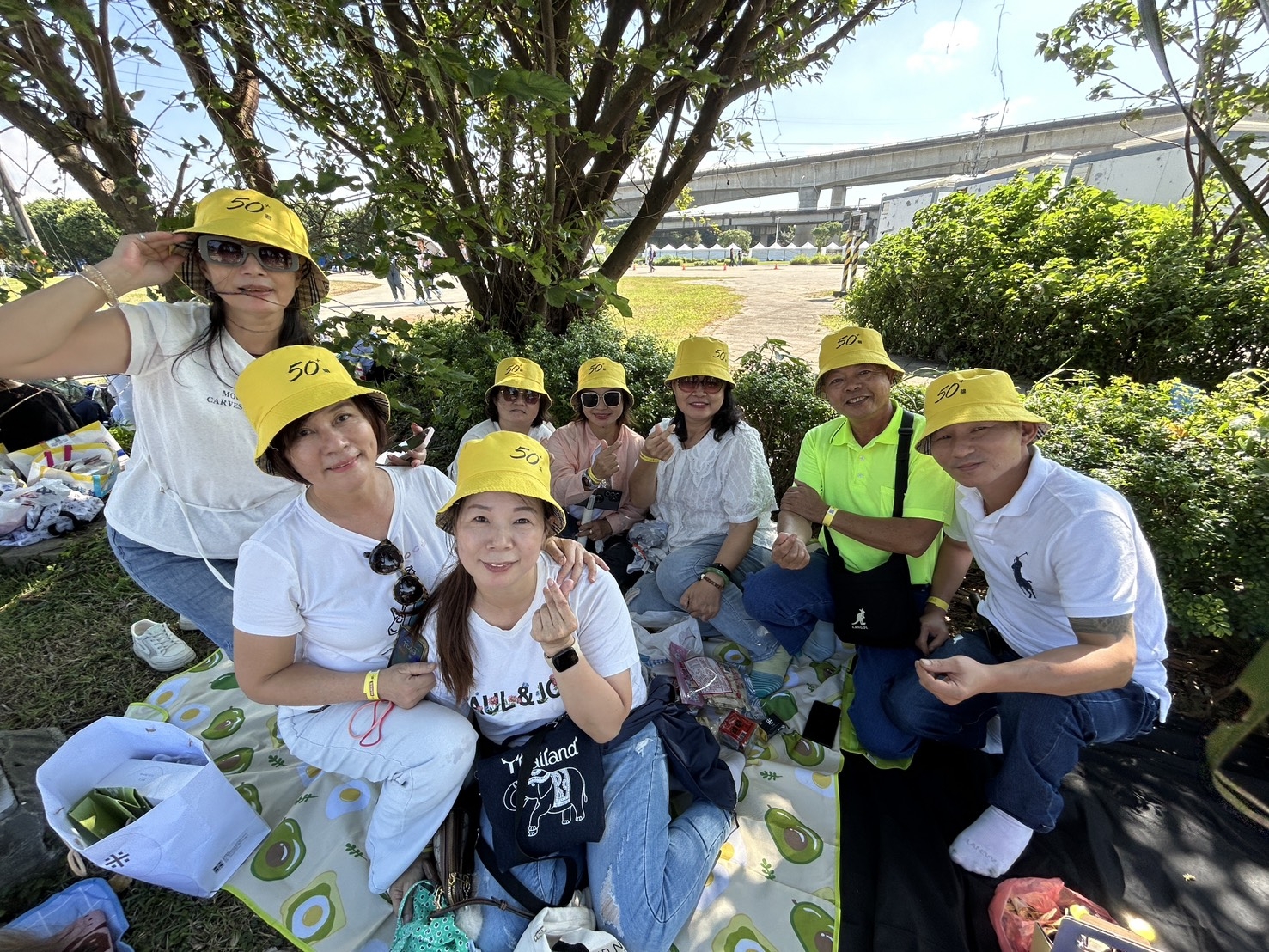 這群《50+》會員，平日是旅遊同好，為了此次派對特別自行訂製品牌色的黃色帽子，繡上「50+」與自己的名字，整場最吸睛！他們特別從彰化包車北上，歡慶彼此可貴的友情。（圖片來源：王美珍）