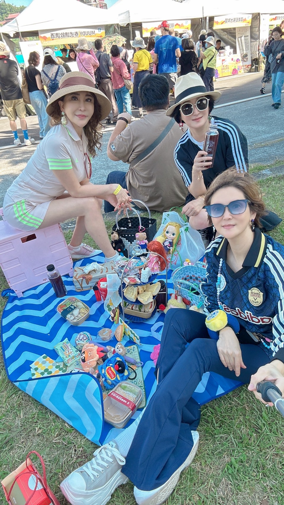 鄭淑筠（中）和昔日華航同事一起參加活動。（圖片來源：鄭淑筠）