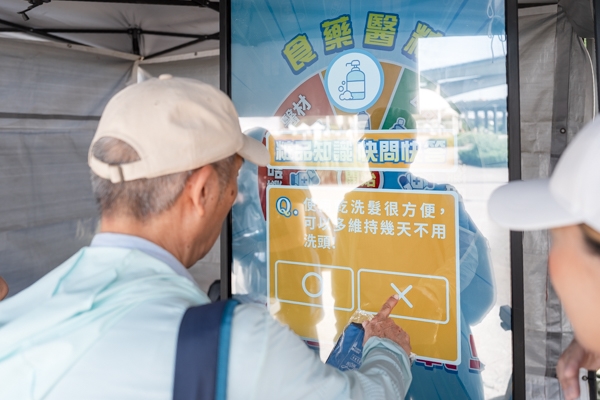 不少民眾駐足訂閱食藥署「藥物食品安全週報」。（圖片來源：好畫面有限公司攝）