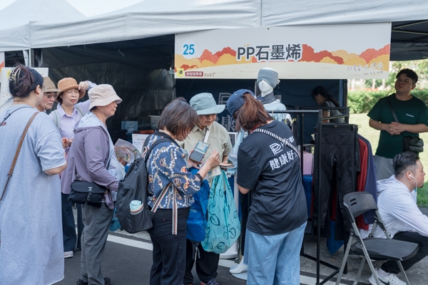 PP石墨烯攤位提供免費熱像儀體驗，吸引許多民眾親身感受科技帶來的健康檢測魅力。（圖片來源：好畫面有限公司攝）