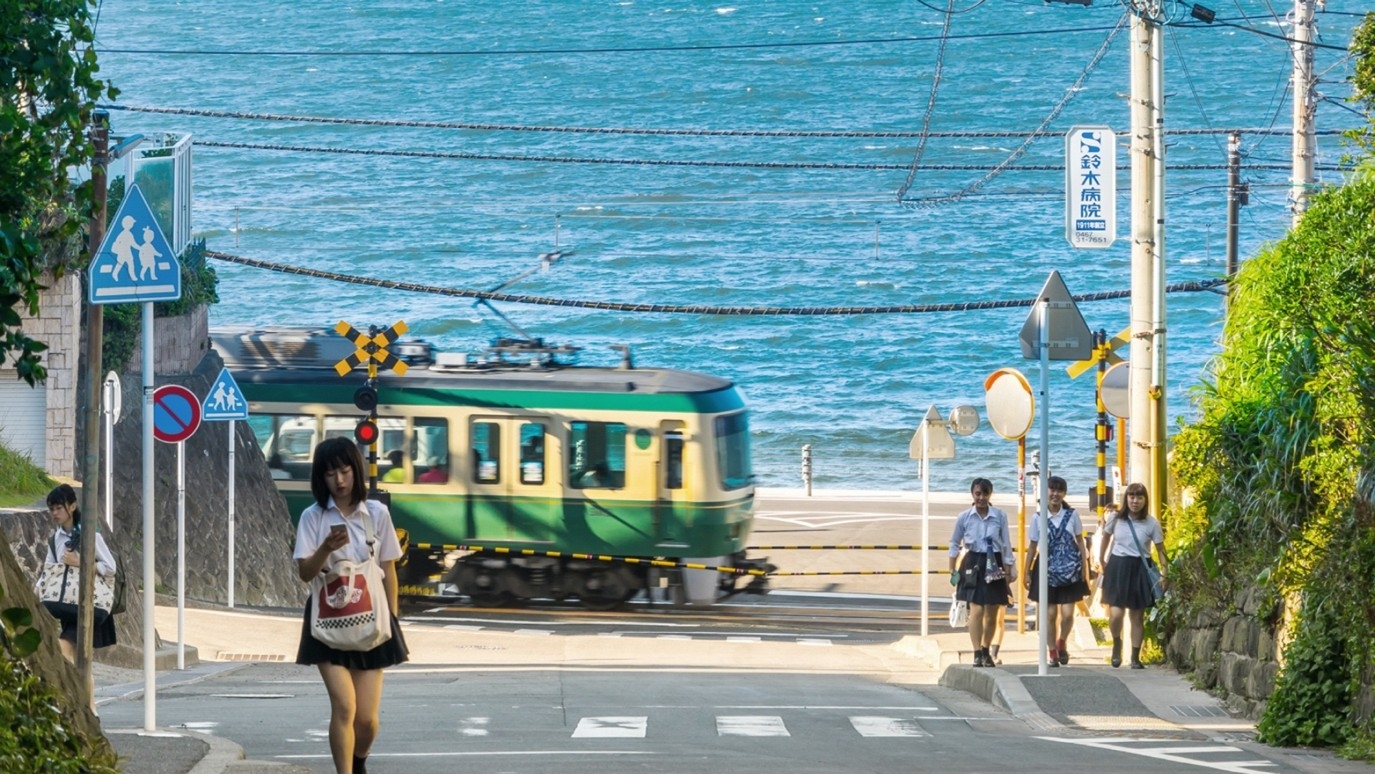  重新出發不一定是遠行，它可能是一趟輕旅行、一場聚會 。遠傳的旅遊探索提案，提供旅遊金、漫遊金與旅平險，確保您能帶著智慧與好奇心，隨時與世界重新連結，從容地走在自己的節奏上。