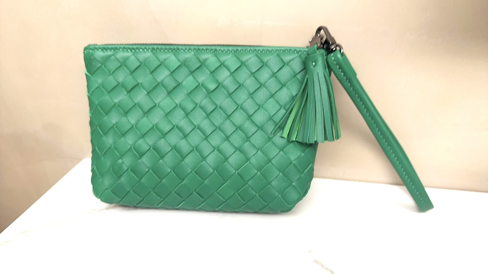 本期課程完成品：皮革編織手拿包（草綠色）。是不是很時尚？而且是屬於你的獨一無二！