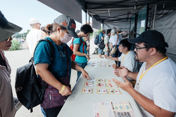 國民健康署「均衡營養翻翻樂」攤位，讓大家在歡笑中認識「我的餐盤六口訣」，同時訓練大腦的記憶功能。