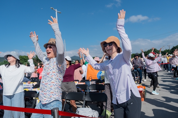 全場嘉賓不分男女老少，熱情參與國民健康署的「我的餐盤口訣歌」帶動跳，享受戶外運動的快樂。