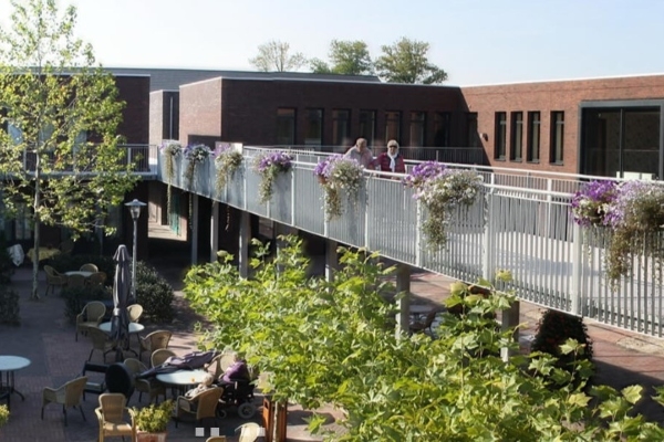 荷蘭失智村霍格威村的空中走廊。（圖片來源：霍格威村官網）