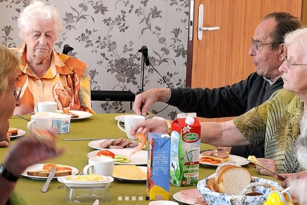 失智者一起共餐。（圖片來源：霍格威村官網）