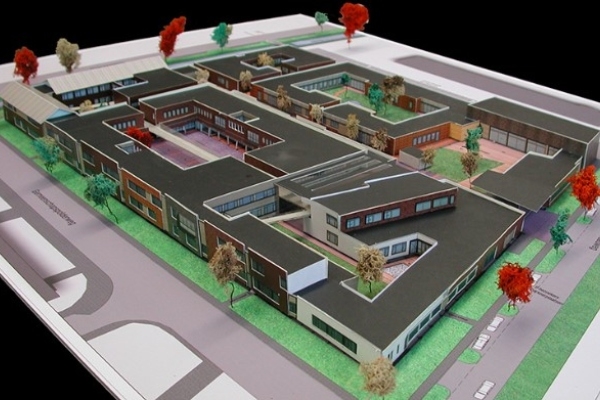 建築物開口朝內、四周種樹，有效降低失智者走失機率。（圖片來源：霍格威村官網）