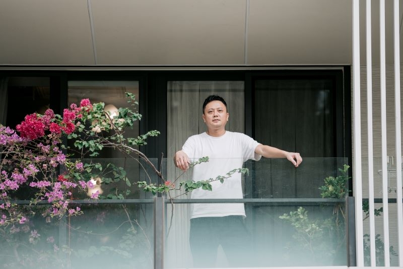 站在熟悉的陽台上，吳文凱說：家會變老，但我們可以學會把它照顧好