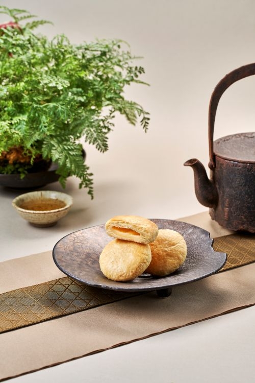 讓自己慢下腳步，拿起一塊太陽餅，搭配一杯茶，那一口的酥甜，不只是滋味，更是一種關於「時間」的記憶。 