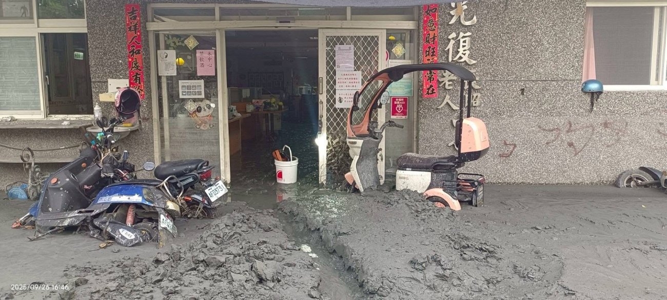 水災後，光復老人長照中心的門口一片泥濘。若當初沒有及時撤離，後果不堪設想。（圖片來源：光復老人長照中心）