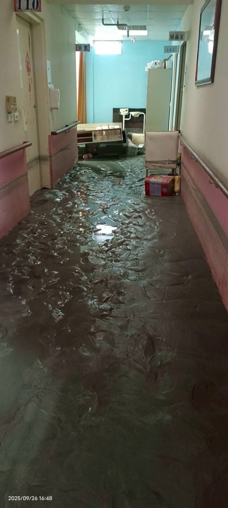 長照中心內的走廊上，堆積了滿滿的汙泥。（圖片來源：光復老人長照中心）