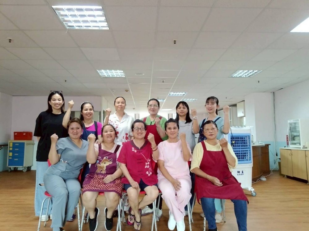 光復老人長照中心是光復鄉唯一的長照機構，這次撤離，全靠她們拼命將47位長者搬上車。前排中央者為主任許玉華。（圖片來源：許玉華）