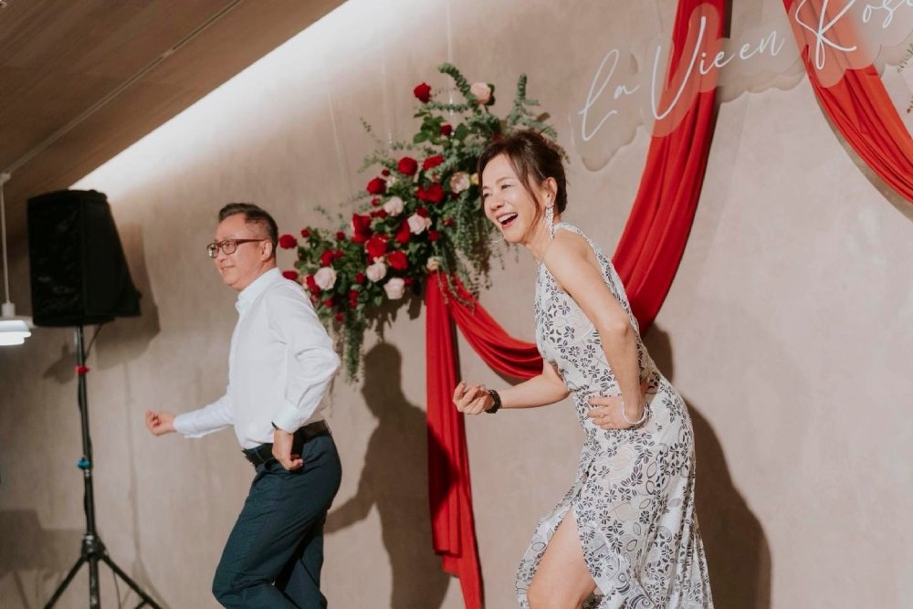 為了慶祝自己60歲，鄒開蓮盛大舉辦了生日派對，並現場和先生開心共舞。（圖片來源：Rose鄒開蓮FB粉專）