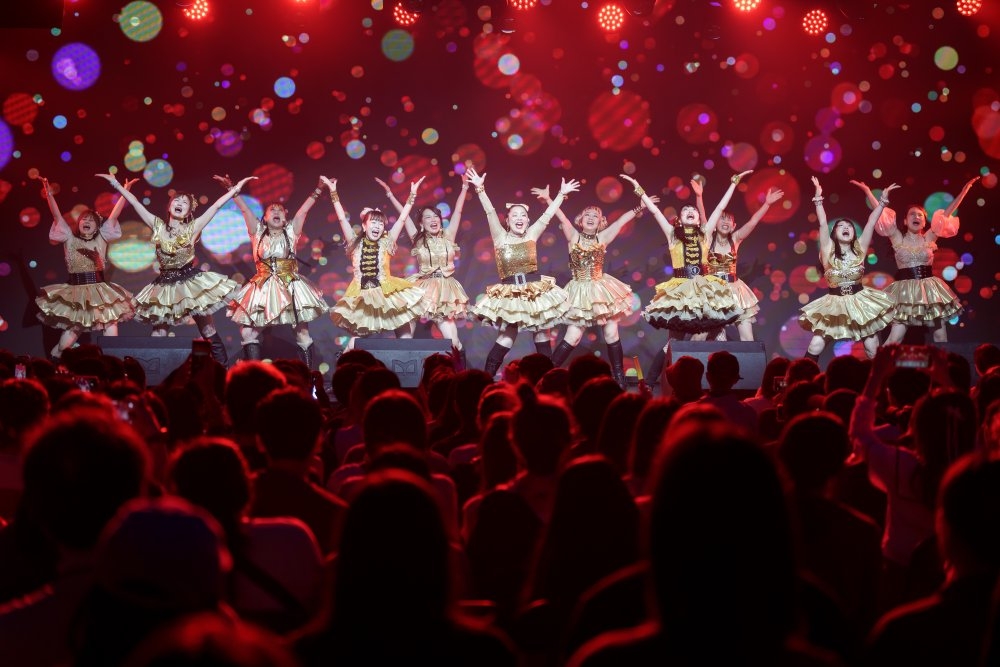 AMTRS在舞台上賣力跳舞，展現50後女子的認真魅力。近400名觀眾把場地塞得滿滿的！（圖片來源：影巷26號攝）