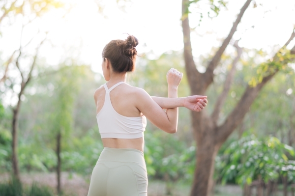 規律且適度的運動能增強關節周圍的肌肉，減少關節僵硬，舒緩疼痛。(圖片來源：Shutterstock）