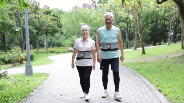 運用石墨烯的高傳導性，能釋放出「衝擊型遠紅外線波」，有效舒緩腰部僵硬及發炎、增加血液循環。(圖片來源：PP石墨烯）